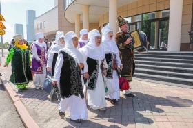 Абай әндері қалалық автобуста: Астанада ерекше челлендж өтті - фото 3