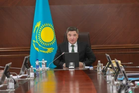 Премьер-министр поручил внедрить ИИ в железнодорожную отрасль Казахстана - фото