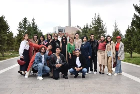 Участники Silk Way Star поздравили страну с 30-летием Конституции - фото