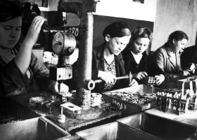 Подвиг женщин в тылу - фото 1