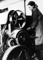 Подвиг женщин в тылу - фото 12