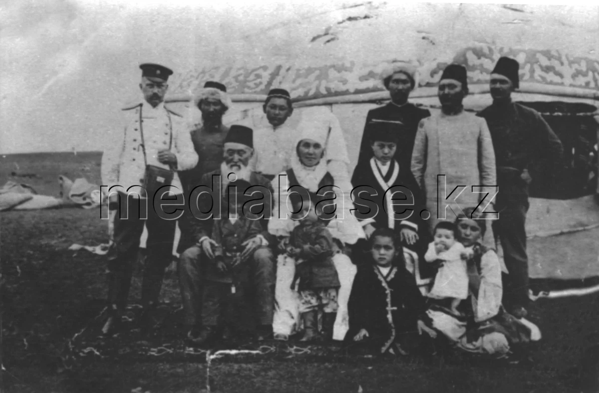 Wealthy Kazakh family. 1900. - photo 1