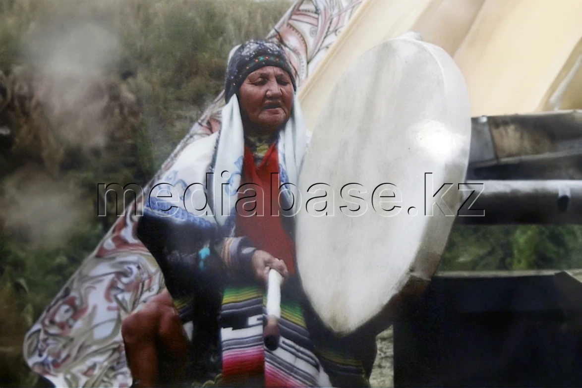 Shaman Bifatima performing kamlanie - photo 1