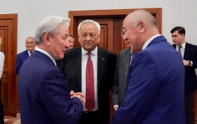 Before the Address: participants gathered for the Parliamentary session - photo 13