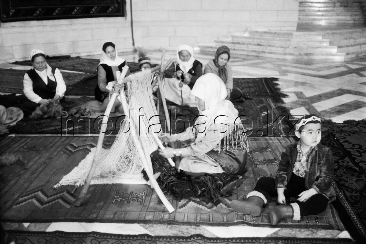 Traditional Weaving at the Carpet Museum - photo 1