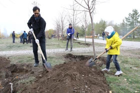 Қазақстандық және шетелдік дипломаттар астанада ағаш отырғызды - фото 7