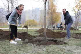 Қазақстандық және шетелдік дипломаттар астанада ағаш отырғызды - фото 12