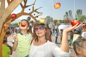 Алматыда дәстүрлі «APPLE FEST» шарасына 150 тонна алма әкелінді - фото 10
