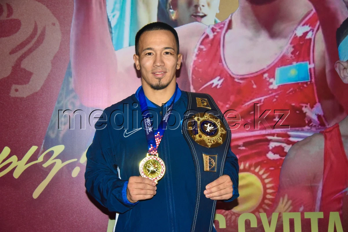 Астаналықтар күрестен әлем чемпионы Айдос Сұлтанғалиды күтіп алды - фото 1