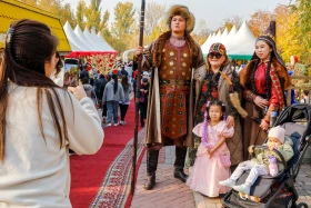 Apple Festival in Almaty: Tons of fruit, music, and good traditions - photo 3