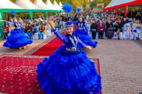 Apple Festival in Almaty: Tons of fruit, music, and good traditions - photo 17