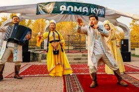 Apple Festival in Almaty: Tons of fruit, music, and good traditions - photo 18