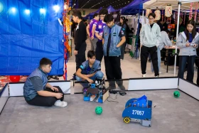 More than 5,000 school students are competing in a robotics contest in the capital city - photo 4