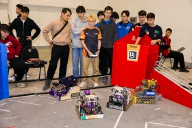 More than 5,000 school students are competing in a robotics contest in the capital city - photo 6