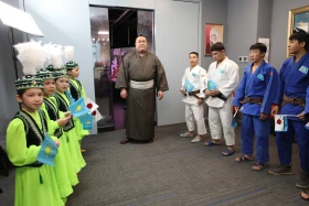 The titled sumo wrestler also announced plans to open a sumo school in Kazakhstan - photo 3