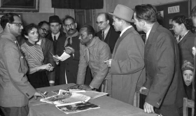 Индийская профсоюзная делегация в Алма-Атинском табаководческом совхозе - фото 1