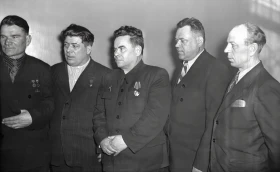 Группа участников Республиканского совещания директоров совхозов Каз ССР - фото 1