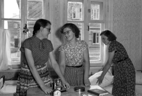 Комсомолки из Вильнюса, прибывшие на строительство Павлодарского алюминиевого завода - фото 1