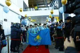 Канадада жеңіске жеткен қазақстандық жас хоккейшілер елге оралды - фото 2