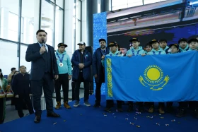 Канадада жеңіске жеткен қазақстандық жас хоккейшілер елге оралды - фото 12