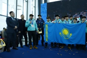 Канадада жеңіске жеткен қазақстандық жас хоккейшілер елге оралды - фото 14
