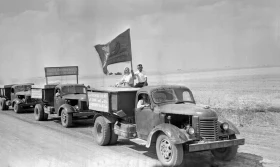 A motor convoy loaded with grain - photo 1