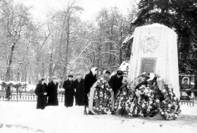 A group of Komsomol members lays wreaths at the monument - photo 1