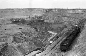 At the chromite mine pit - photo 1