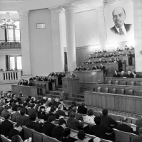 В зале заседания выездной сессии Секции общественных наук Академии наук СССР - фото 1