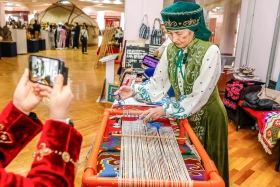 Киіз басудан зергерлік өнерге дейін: Алматыда қолөнерден фестиваль өтіп жатыр - фото 1