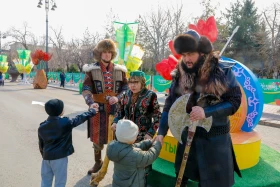 Тысячи алматинцев вышли праздновать Наурыз - фото 3