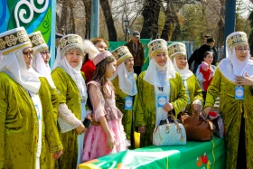 Тысячи алматинцев вышли праздновать Наурыз - фото 20