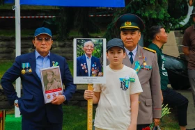 “Batyrlarğa Tağzym” Campaign: Thousands of Almaty Residents Honored WWII Heroe - photo 8