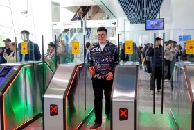 Проезд на LRT можно оплатить по Face ID, умными часами и через телефон - фото 1