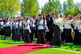Свыше 215 тысяч одиннадцатиклассников оканчивают школы Казахстана - фото 8