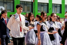 Свыше 215 тысяч одиннадцатиклассников оканчивают школы Казахстана - фото 16
