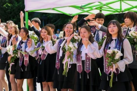 Свыше 215 тысяч одиннадцатиклассников оканчивают школы Казахстана - фото 20