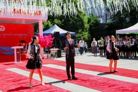 Свыше 215 тысяч одиннадцатиклассников оканчивают школы Казахстана - фото 25