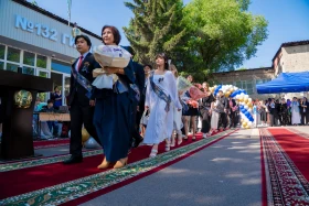 Свыше 215 тысяч одиннадцатиклассников оканчивают школы Казахстана - фото 27