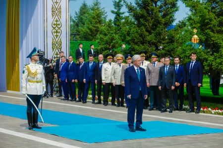 Президент Казахстана принял участие в церемонии поднятия Государственного флага - фото 1