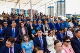 Президент Казахстана принял участие в церемонии поднятия Государственного флага - фото 24