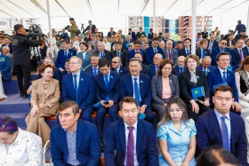 Президент Казахстана принял участие в церемонии поднятия Государственного флага - фото 25