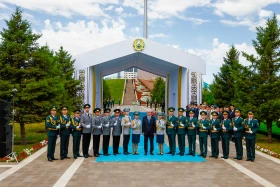 Президент Казахстана принял участие в церемонии поднятия Государственного флага - фото 29