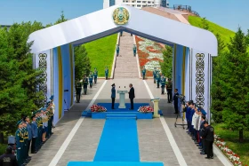 Президент Казахстана принял участие в церемонии поднятия Государственного флага - фото 2