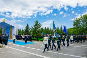 Президент Казахстана принял участие в церемонии поднятия Государственного флага - фото 12