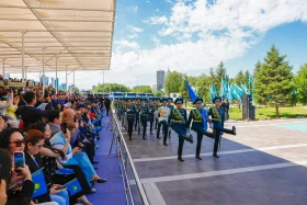 Президент Казахстана принял участие в церемонии поднятия Государственного флага - фото 13