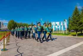 Президент Казахстана принял участие в церемонии поднятия Государственного флага - фото 14