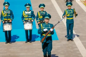 Президент Казахстана принял участие в церемонии поднятия Государственного флага - фото 16