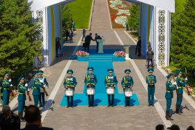 Президент Казахстана принял участие в церемонии поднятия Государственного флага - фото 8