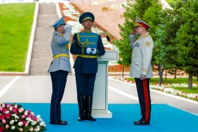 Президент Казахстана принял участие в церемонии поднятия Государственного флага - фото 10